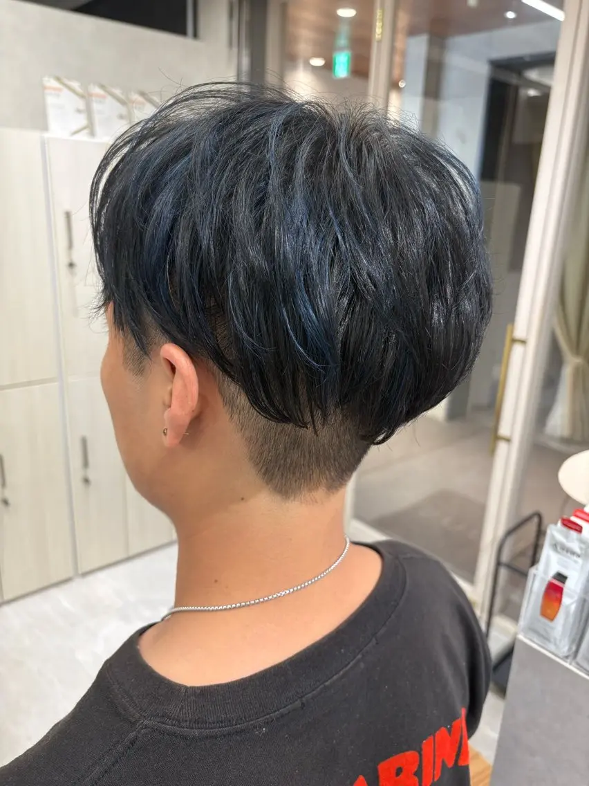 カラー メンズ メンズメッシュ 黒髪 ブルーカラー メッシュ 𝓝𝓞𝓐🌹✨️ ツヤ髪/髪質改善のヘアスタイル