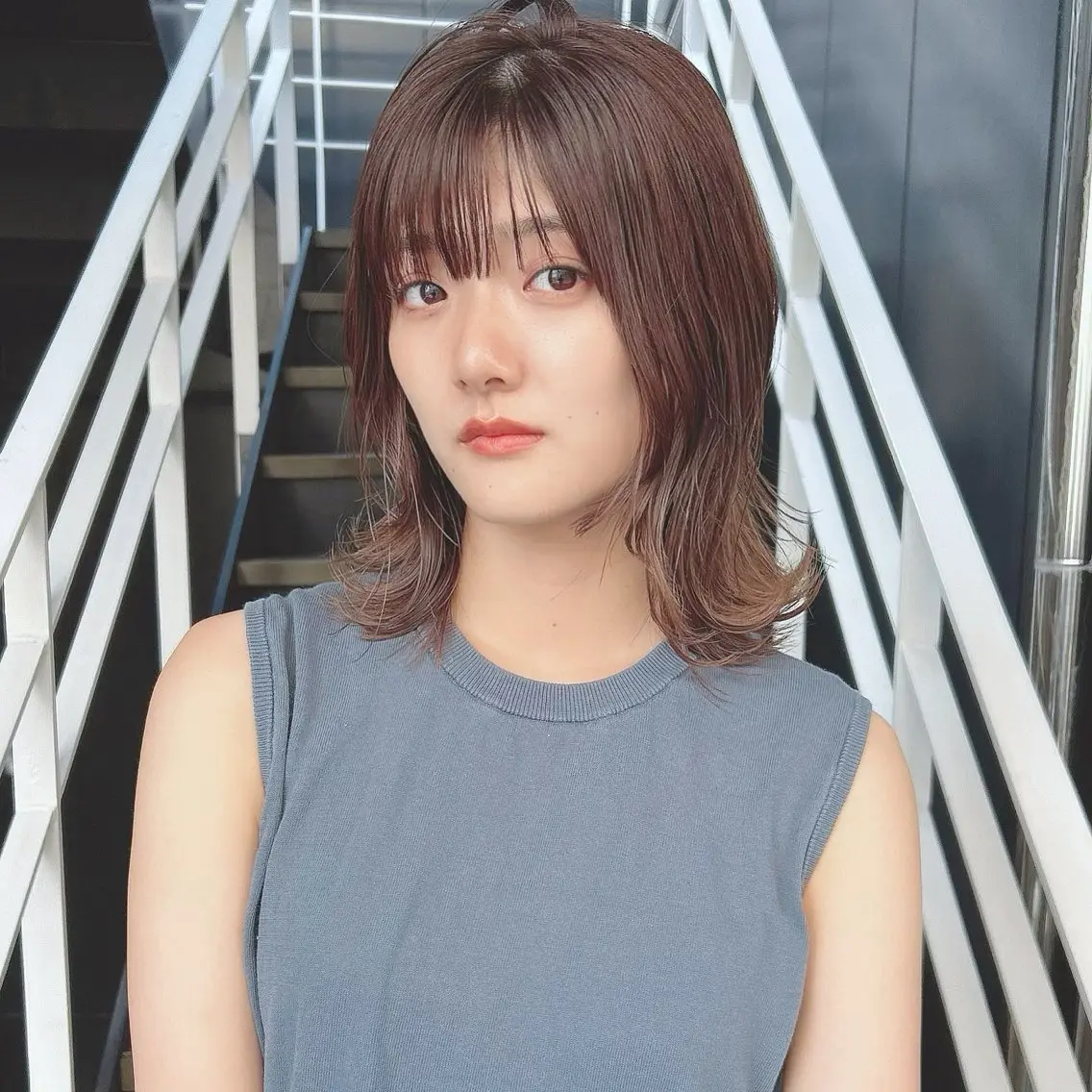セミロング カラー 韓国🇰🇷レイヤー カットオリーブカラーのヘアスタイル