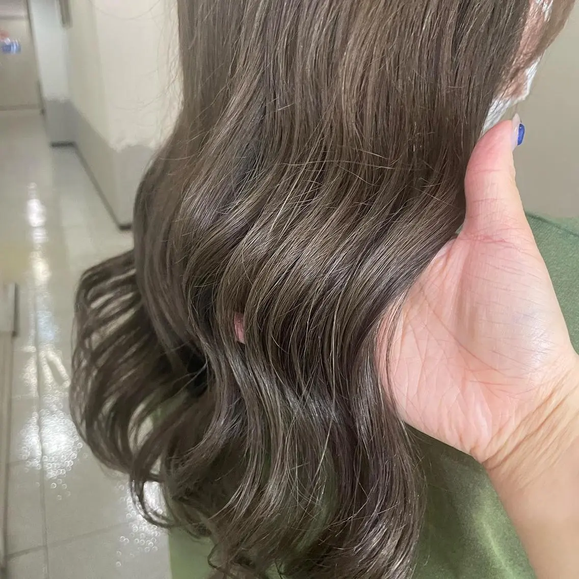 ミディアム カラー ブリーチ ダブルカラー イヤリングカラー トリートメント 吉村 夏椰のヘアスタイル