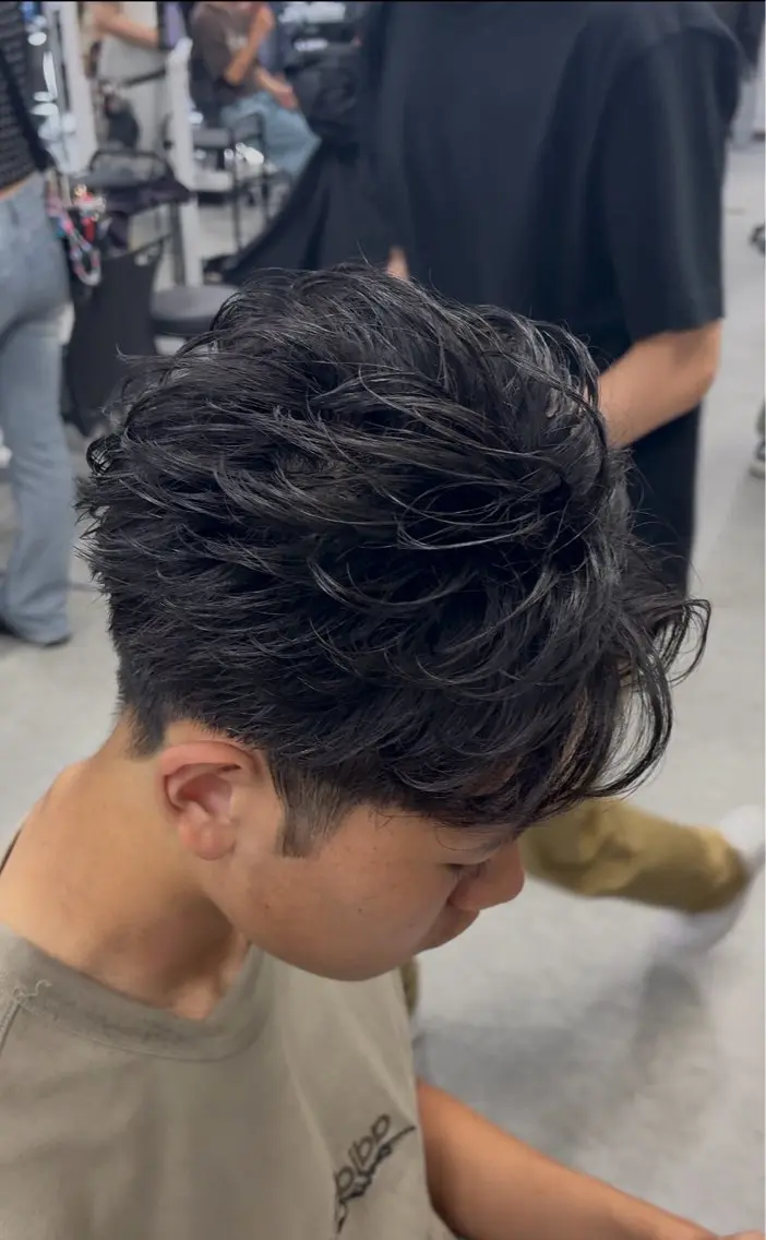 ショート パーマ メンズ センターパート フェザーパーマ メンズハイライト メンズメッシュ マッシュ センターパート/フェ ザー🔥SHUYAのヘアスタイル