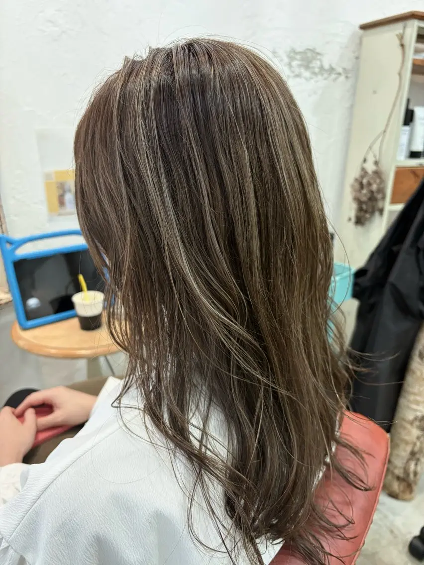 セミロング ハイライト fio マナミのヘアスタイル