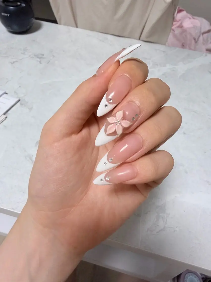 エンボスフラワーネイルの写真