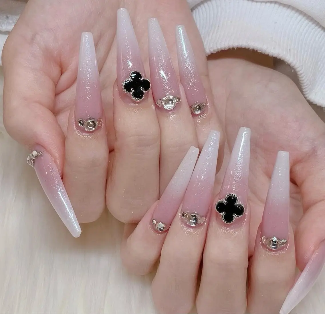 ネイル グラデーション キラキラネイル ワンカラーネイル 冬ネイル Jenn Nail Salonのネイルデザイン