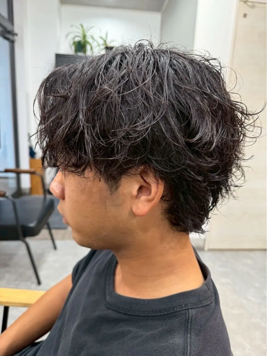 ショート パーマ メンズ センターパート フェードカット マッシュ メンズパーマ スペインカール 宮下 遼太のヘアスタイル