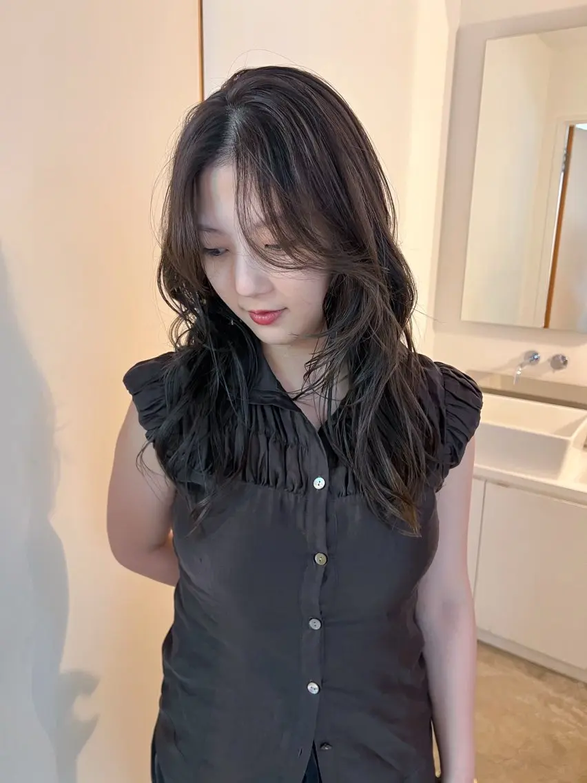 セミロング レイヤーカット カット ヘアカラー kotoko 透け感カラーのヘアスタイル