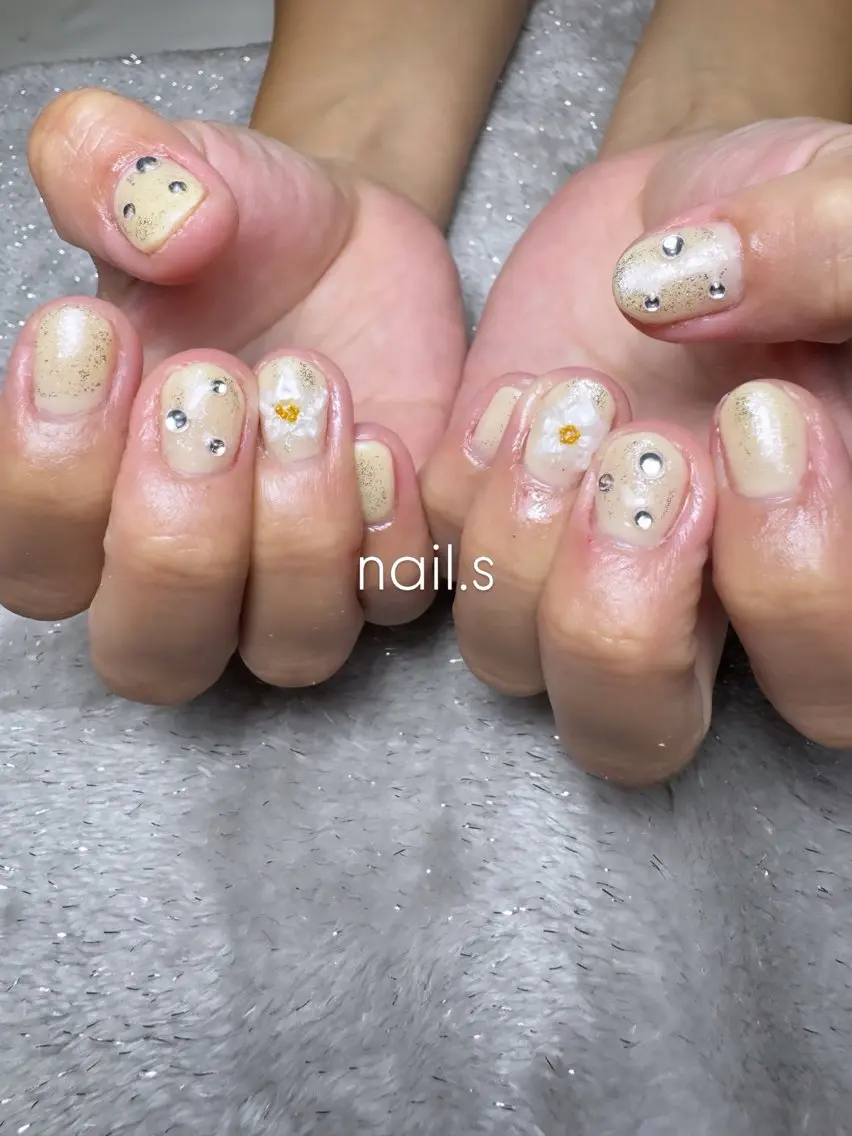 ネイル ラメ(グリッター) パステルネイル ストーンネイル 黄色 ハンドネイル nail.s misatoのネイルデザイン
