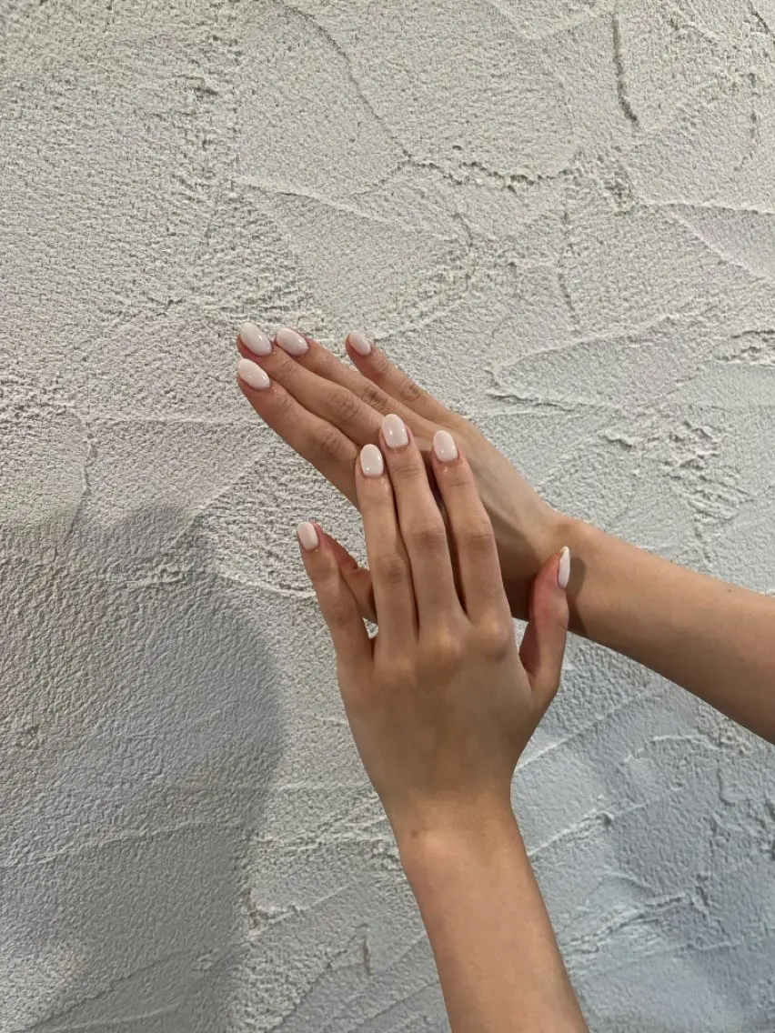ネイル ホワイト ハンドネイル C. Hinaのネイルデザイン