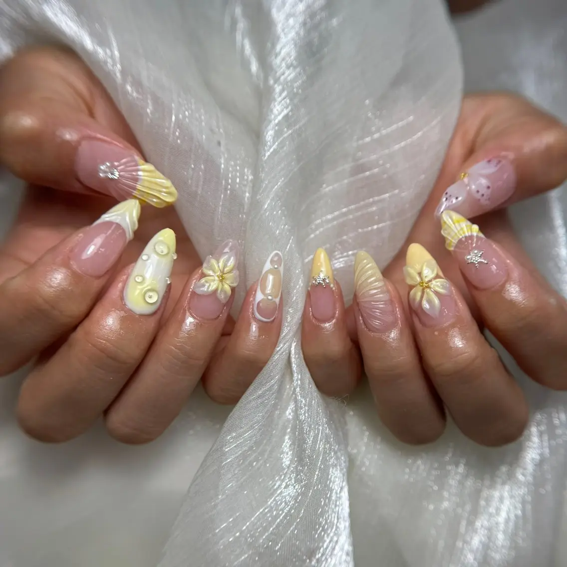 ネイル オーロラネイル フットネイル フレンチネイル ジェルネイル ガラスフレンチ ハンドネイル KITTY nailsのネイルデザイン