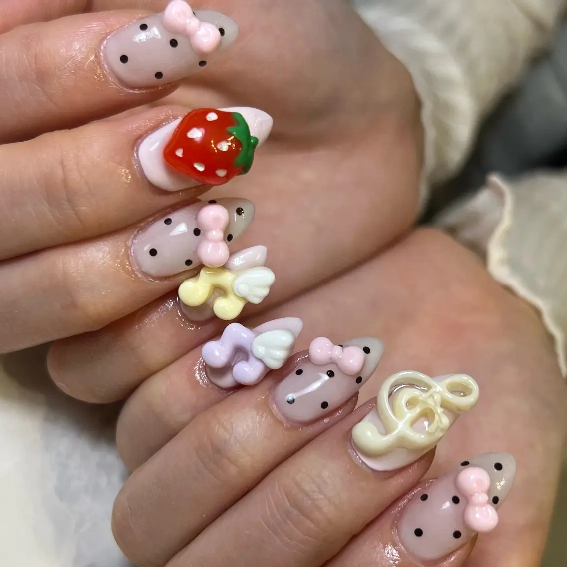 ネイル ドット ピンク 赤色 スカルプネイル ホワイト ハンドネイル Abyss🎀 mayuのネイルデザイン