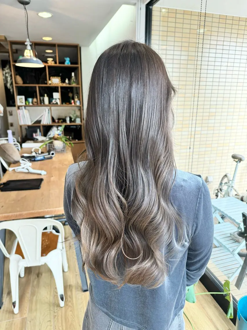ロング カラー グレージュ ヘアカラー トリートメント ツキダテ ユイのヘアスタイル