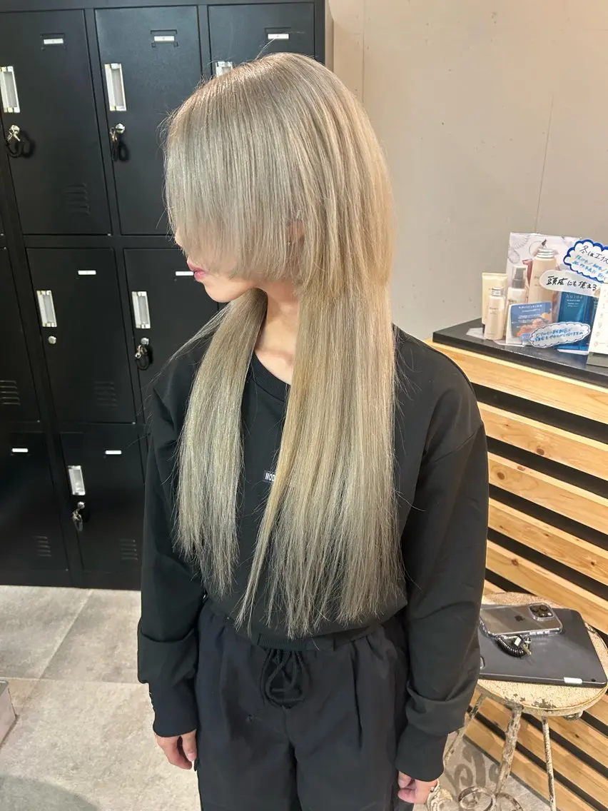 ミディアム カラー シルバー ヘアカラー トリートメント ウルフカット レイヤーカット上柿のヘアスタイル