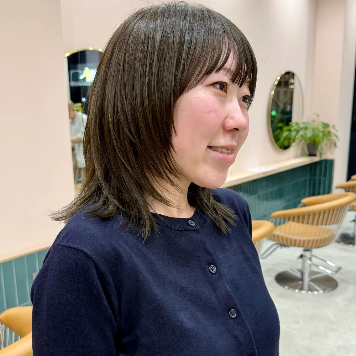 ミディアム カラー オリーブカラー レイヤーカット 外ハネヘア カット ヘアカラー 艶ブリーチカラー✨ ボブレイヤーSakiのヘアスタイル