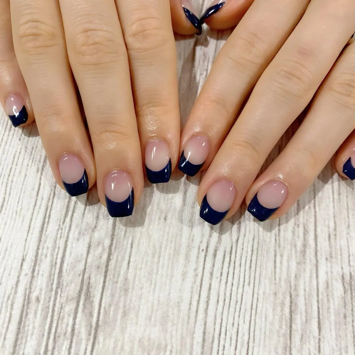 ショート カラー パーマ ヘアアレンジ メンズ キッズ ネイル マツエク・マツパ ネイビーカラー フレンチネイル ネイビー スクエアネイル 冬ネイル Salon Ｋのネイルデザイン