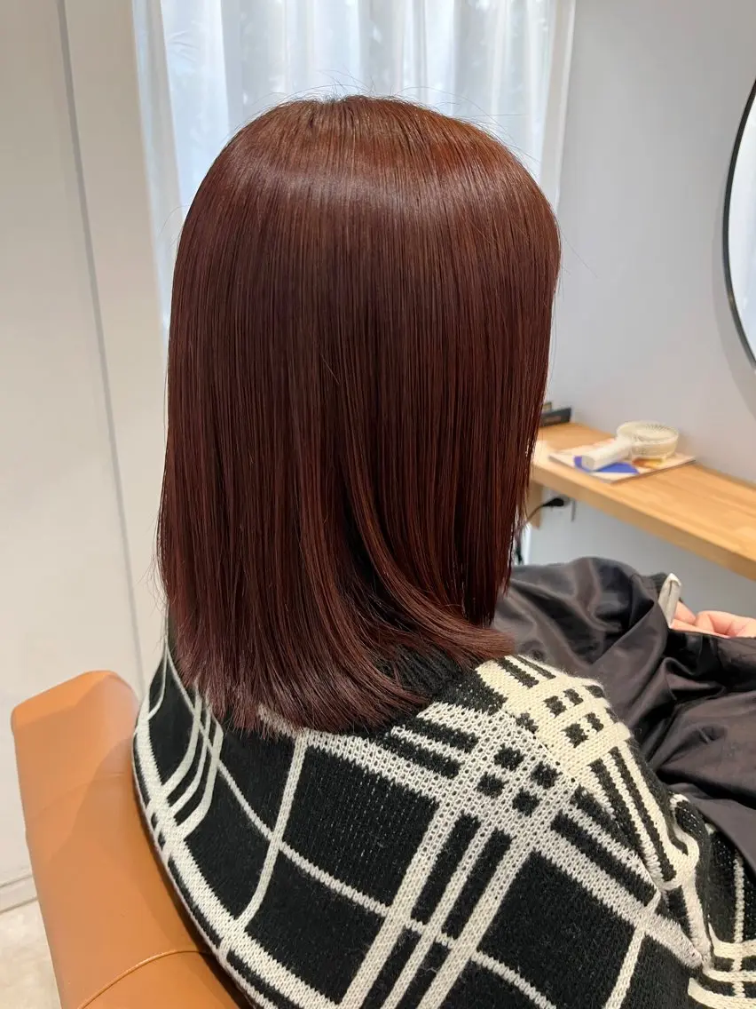 セミロング レッドブラウン 天神最安値エクステ カラーレイヤーカットのヘアスタイル