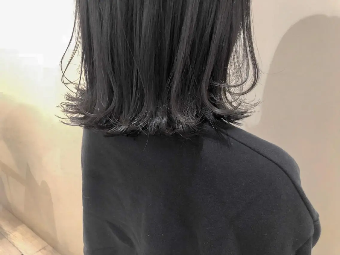 ミディアム カラー 切りっぱなしボブ ダークグレー ボブ ひろせ かなのヘアスタイル