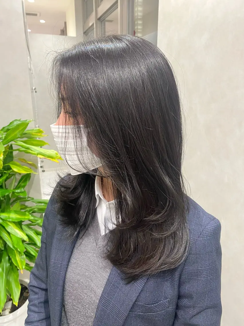 セミロング カラー 黒髪 レイヤーカット 韓国ヘア・カラー 🩵SHIZUKUのヘアスタイル