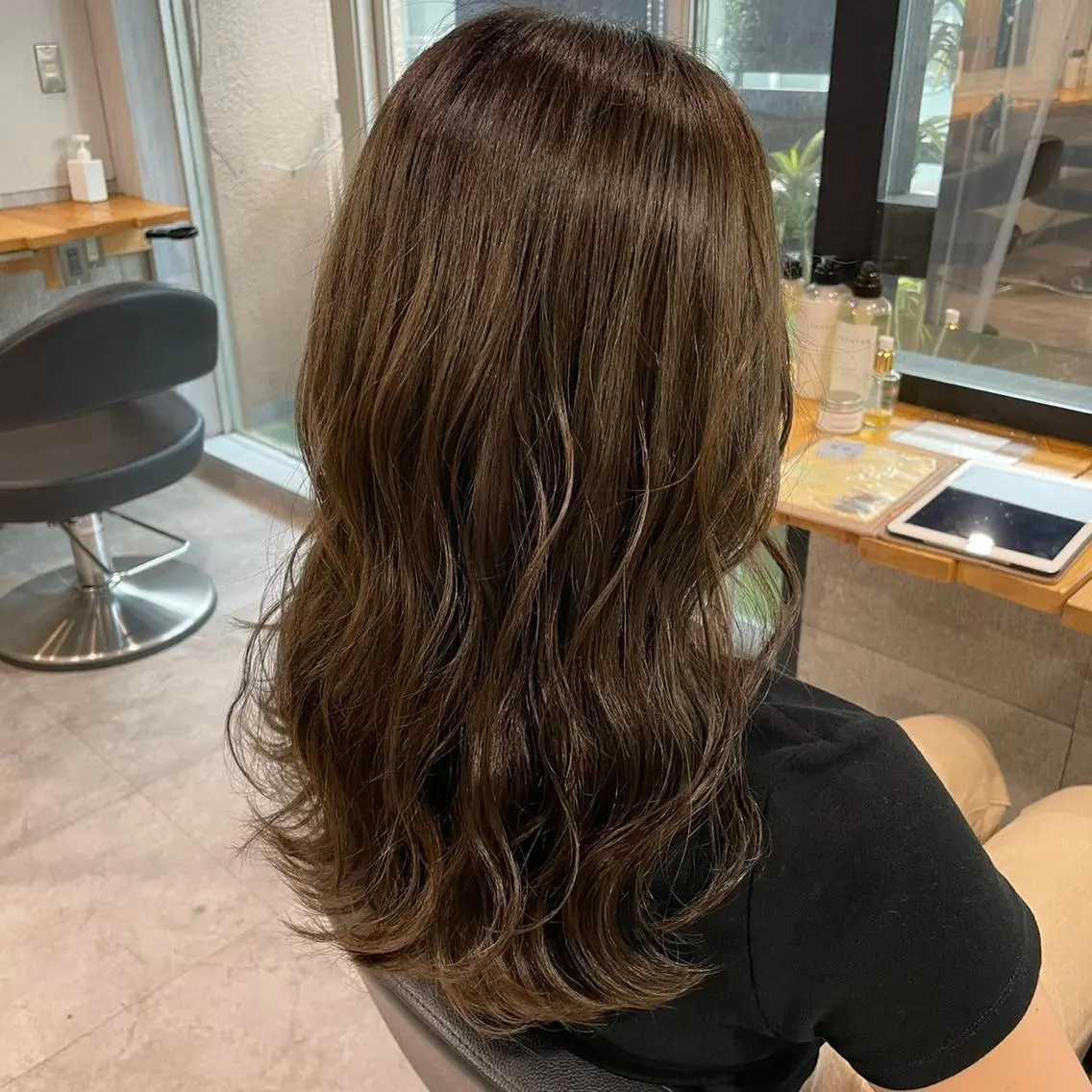 ロング カラー アッシュ ベージュカラー 黒髪 ブリーチ ブラウンカラー MEI🎀レイヤー 🎀韓国styleのヘアスタイル