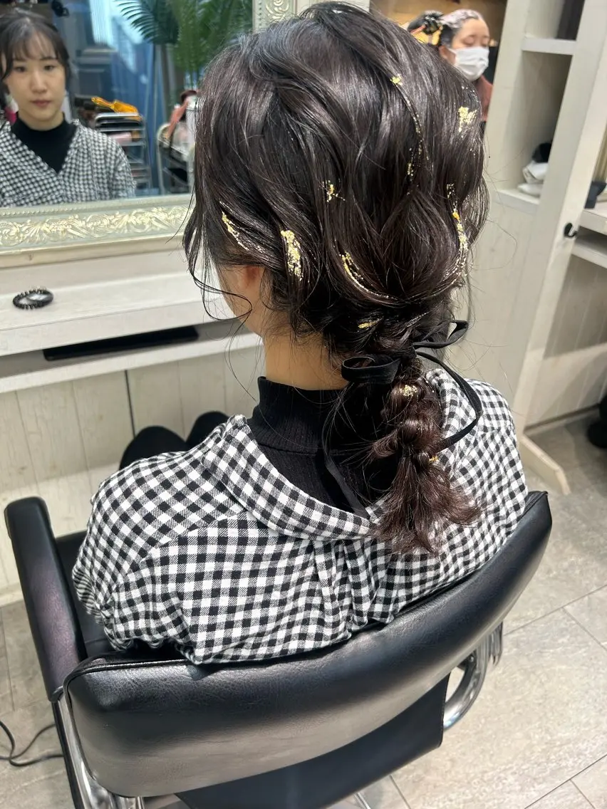 ヘアアレンジ(リボン+ゴールドラメ付き)の写真