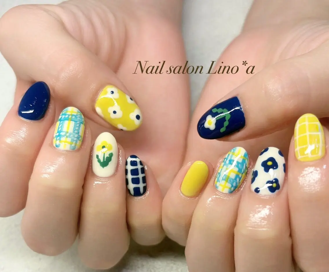 ネイル アートネイル フラワーネイル 持ち込み ネイビー 黄色 ハンドネイル Nail salon Lino*aのネイルデザイン