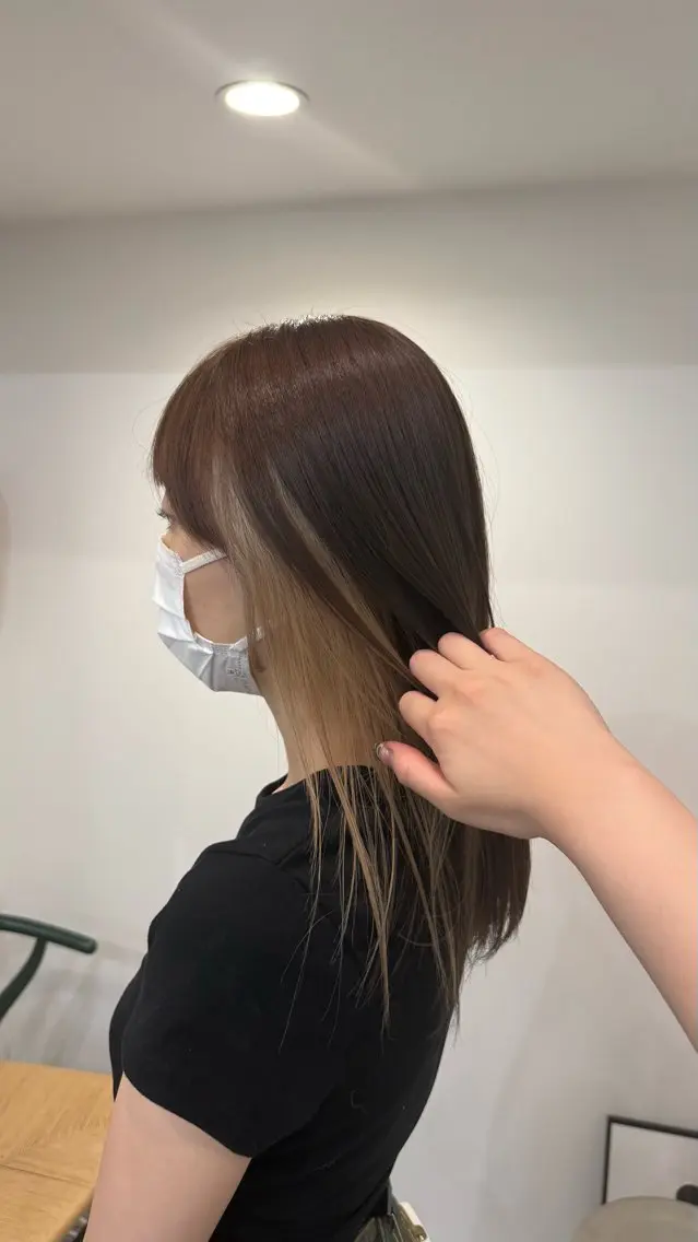 ミディアム カラー インナーカラー 奥川 千歳のヘアスタイル