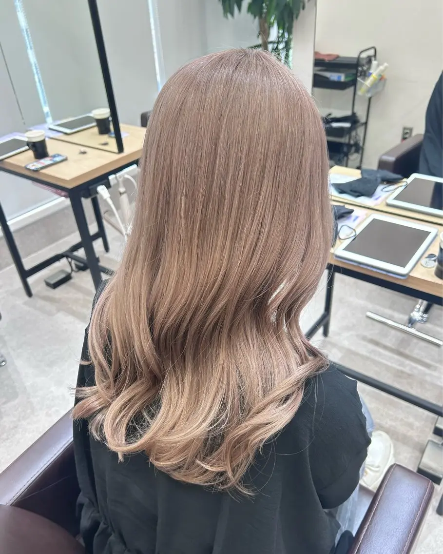 セミロング カラー ベージュカラー ミルクティーベージュ ヘアカラー トリートメント ブリーチ/レイヤー カット/ERI🐰のヘアスタイル
