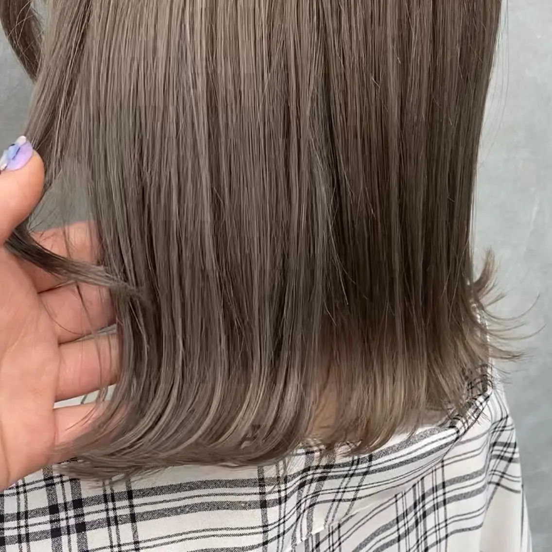 ミディアム カラー グレージュ 片柳 美友季のヘアスタイル