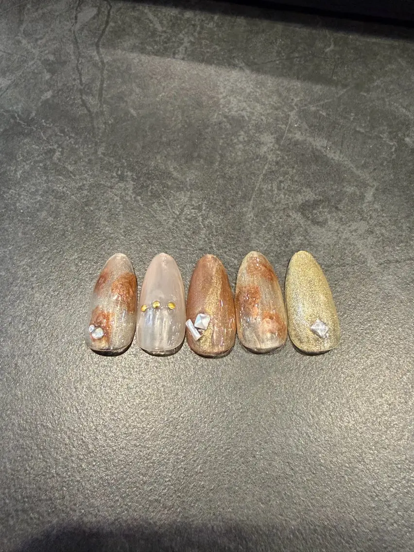 ネイル べっ甲ネイル ブラウン ゴールド キラキラネイル マグネットネイル ハンドネイル Lumiere ルミエールのネイルデザイン