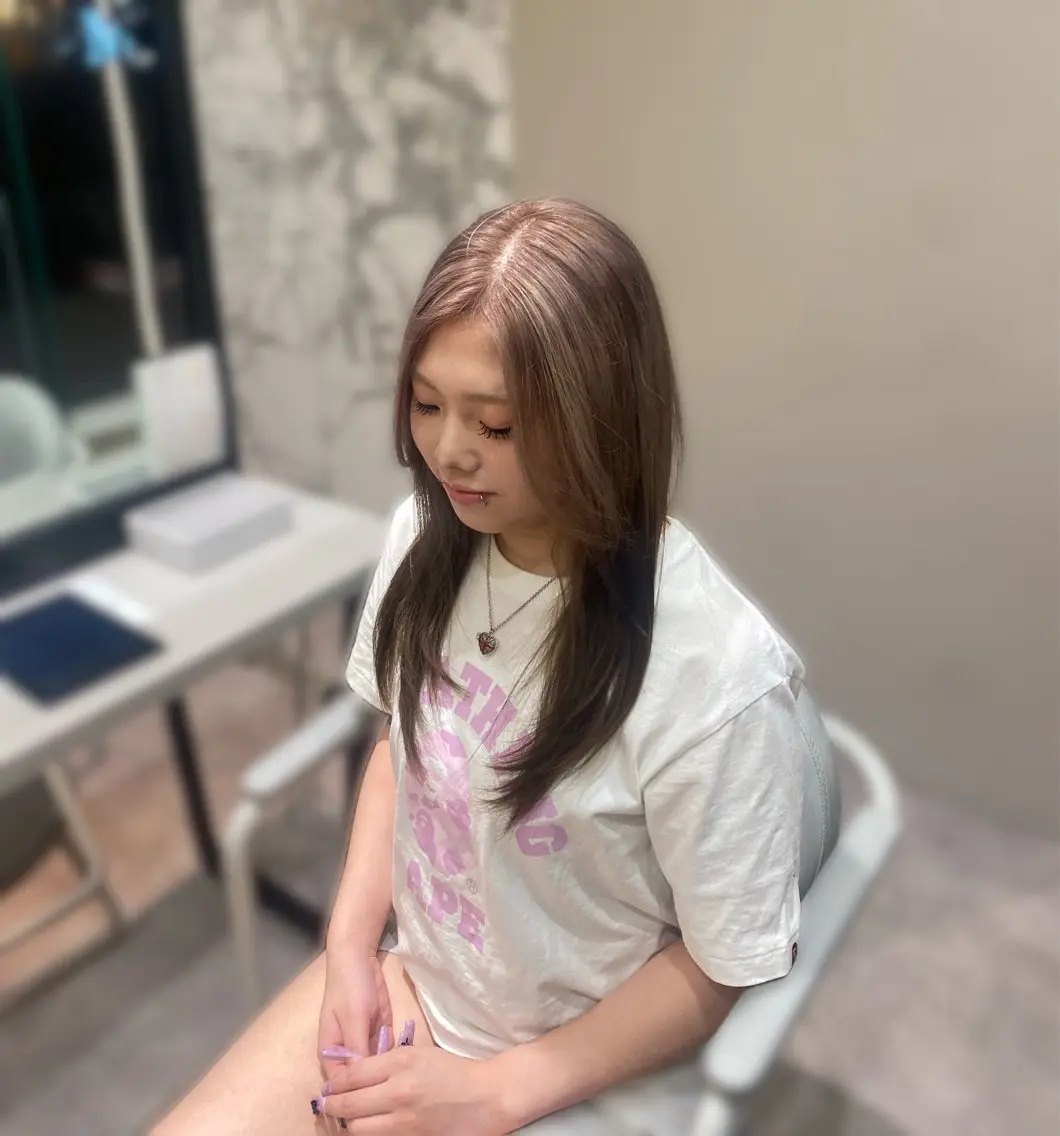 ロング カラー ブリーチ 透明感カラー グレージュ ミルクティーグレージュ 水竹 日向のヘアスタイル