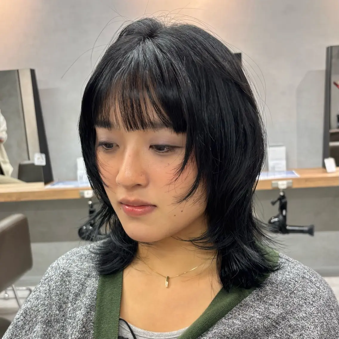 ミディアム カラー 黒髪 ブルーカラー ブルーブラック レイヤーカット カット ヘアカラー トリートメント 銀座:似合わせカラー オリーブ🫒アレンジのヘアスタイル