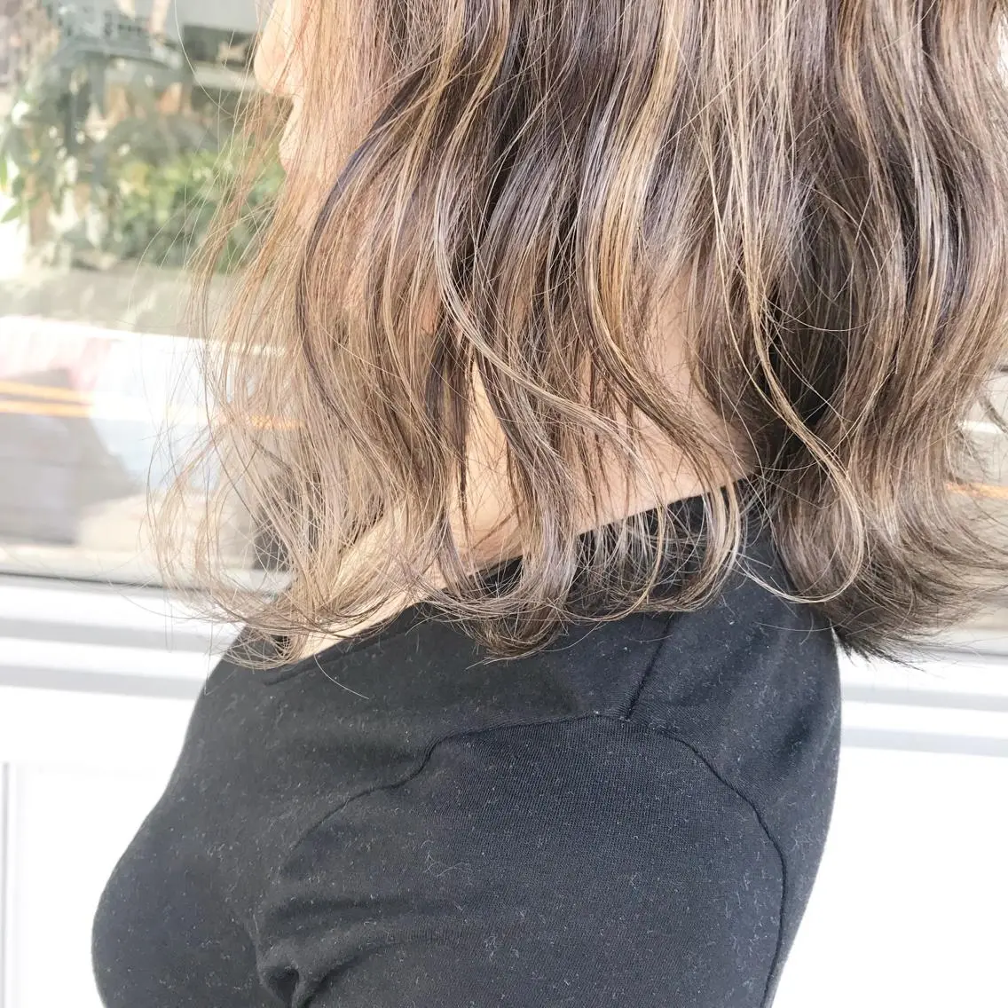 ミディアム カラー ヘアアレンジ お団子ヘア 切りっぱなしボブ バレイヤージュ ブリーチ グラデーションカラー Mariana/ 鶴原-ハイライトのヘアスタイル