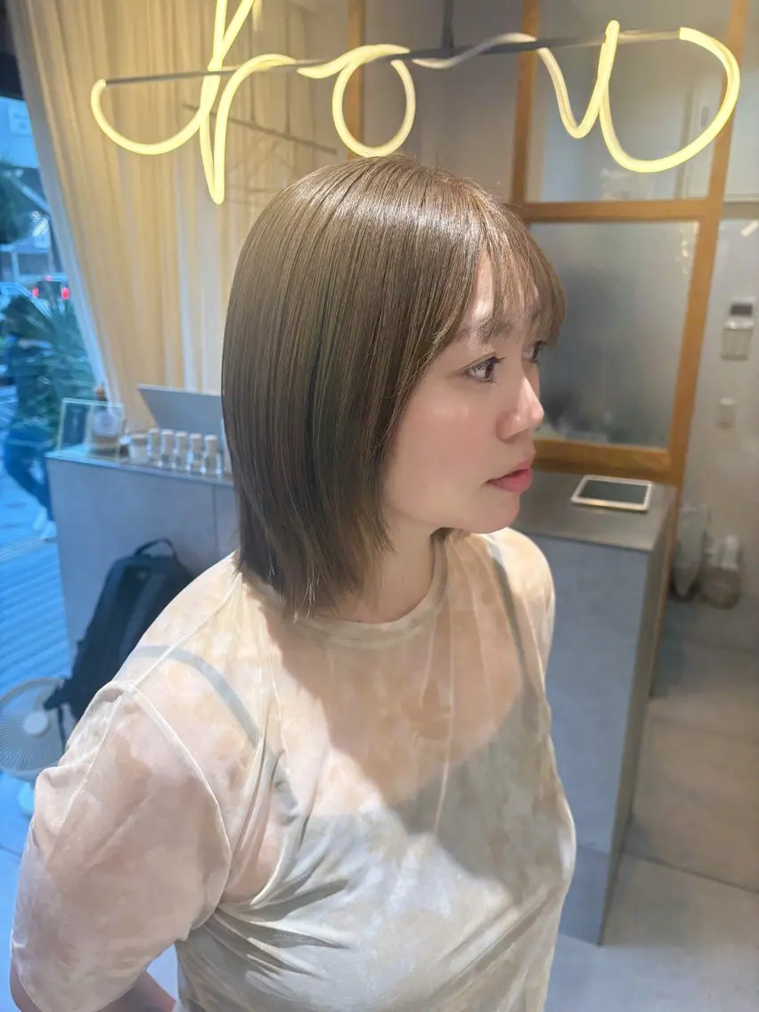 ショート カラー ベージュカラー ブリーチ ケアブリーチ three. 牧薗 里央のヘアスタイル