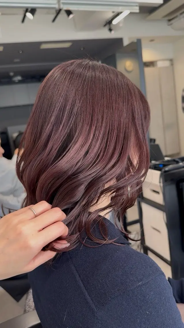 ミディアム カラー ブリーチ カシス ブリーチなしカラー ピンクカラー カット ヘアカラー トリートメント Mikuレイヤー /高発色カラーのヘアスタイル