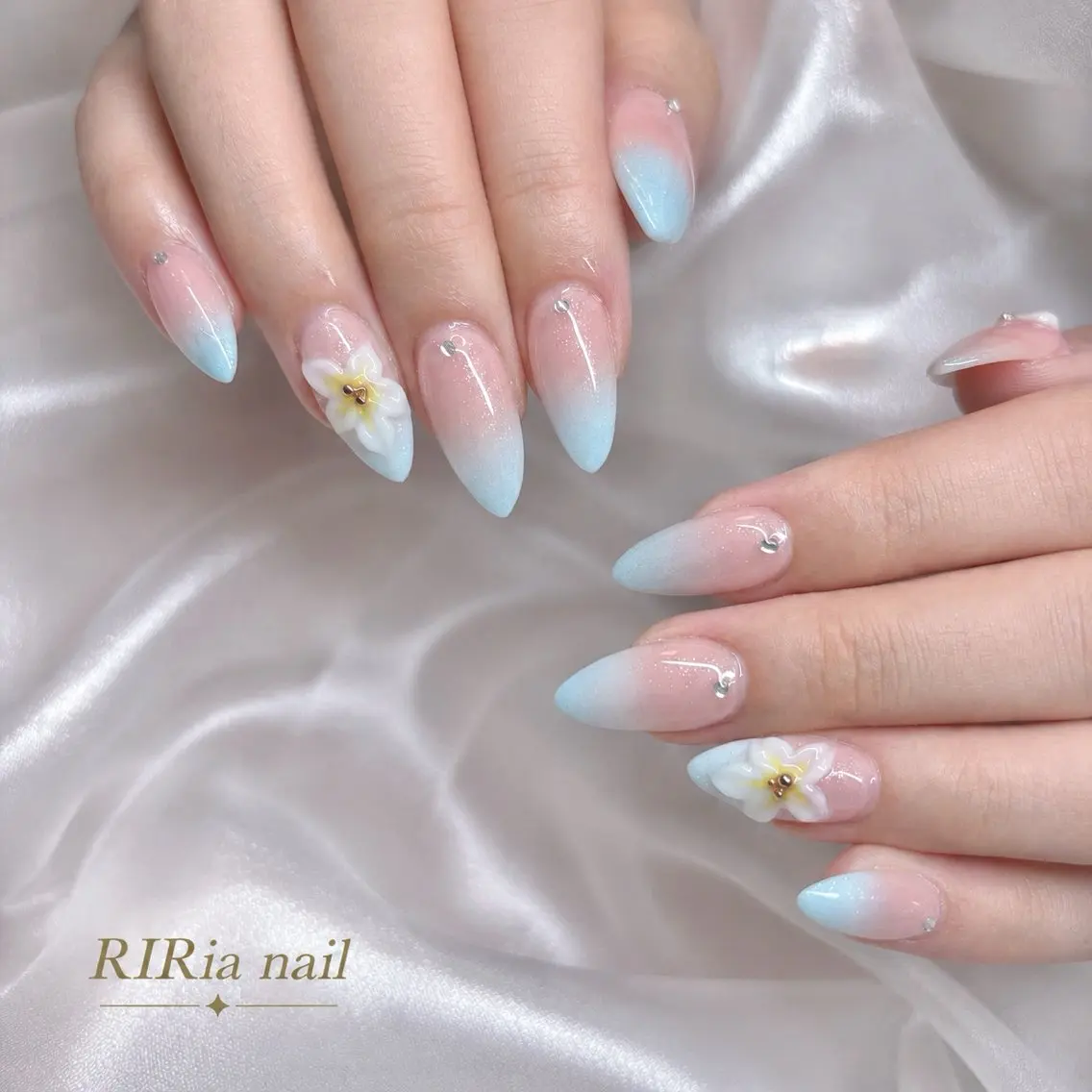 ネイル アートネイル ブルー フラワーネイル グラデーション ハンドネイル 🎀RIRia nail🎀のネイルデザイン