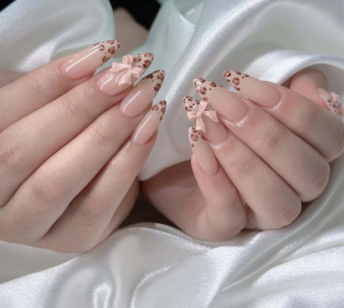 ネイル オーロラネイル ブルー チークネイル フットネイル フレンチネイル ハンドネイル NAILS168 池袋店のネイルデザイン