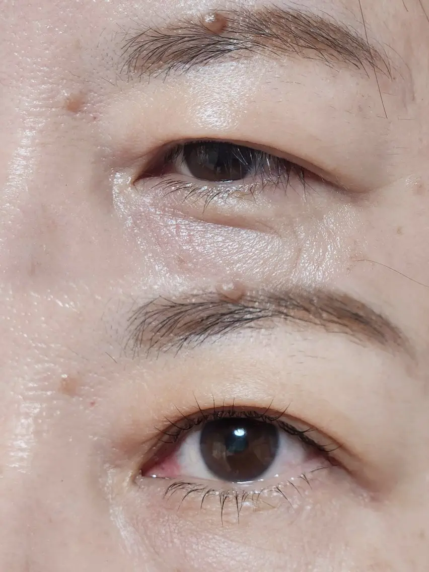派手は困るけど目元ははっきりさせたい！上下パーマの写真