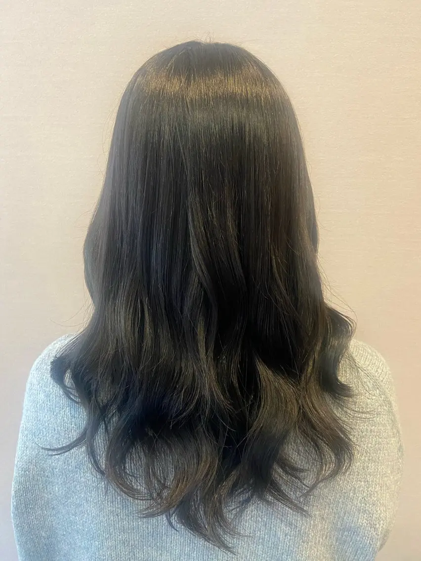 ロング カラー 黒髪 ブルーカラー ブルーブラック 透明感カラー 都甲 純花のヘアスタイル