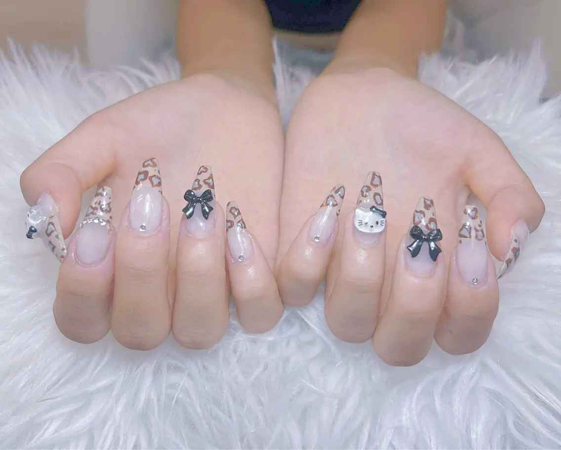ネイル チークネイル 長さ出し フレンチネイル ジェルネイル ガラスフレンチ ハンドネイル anh nail anne🤍のネイルデザイン
