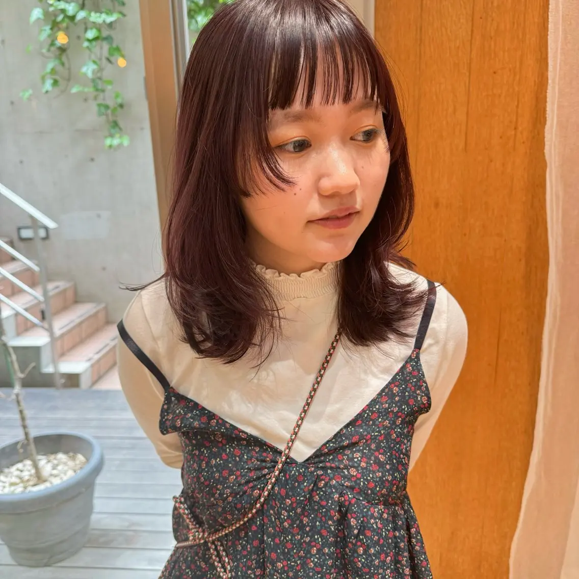 ミディアム カラー 顔まわりレイヤー 顔周りカット レイヤーカット 大橋 芽衣のヘアスタイル