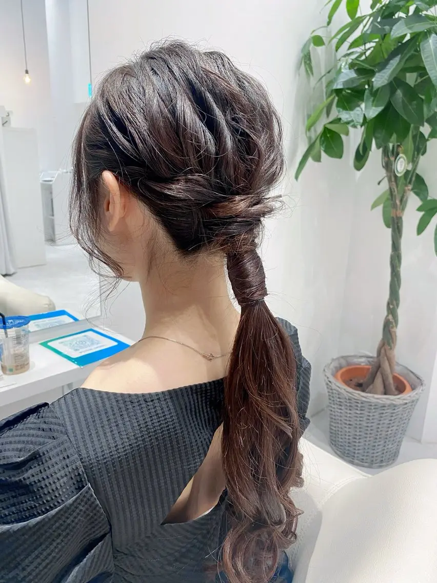 ヘアセット ⑥ローポニーテール 定番ヘアスタイル!みんなとちょっと差をつけるポニーテールの写真