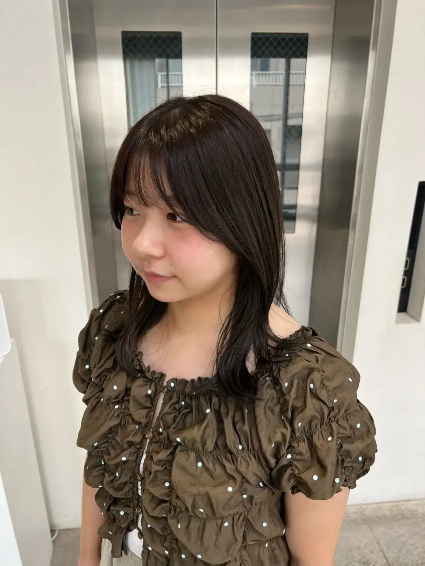 ミディアム カラー グレージュ オリーブグレージュ オリーブグレー くびれヘア AmiLi HONOKAのヘアスタイル