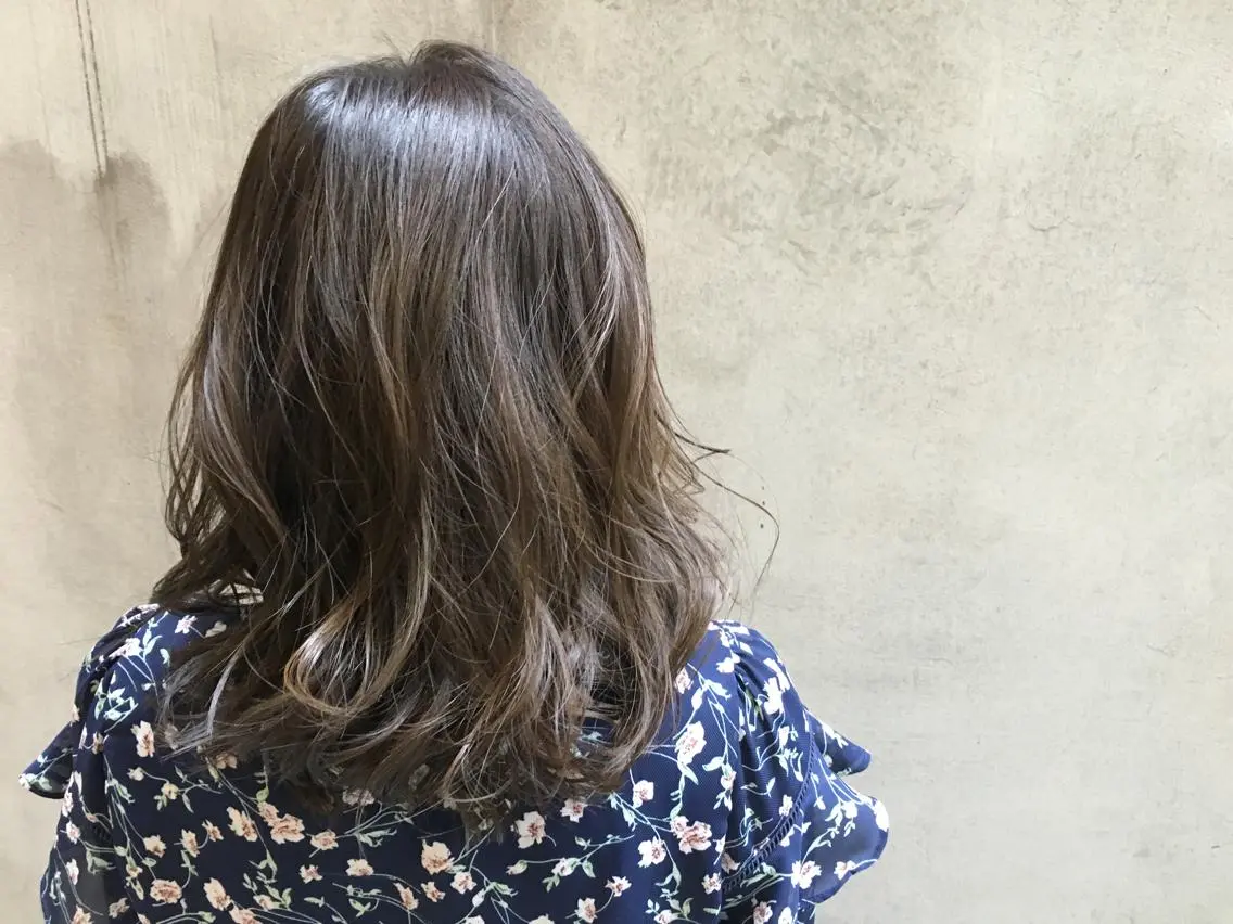 ミディアム カラー グレージュ 沖 宜志のヘアスタイル