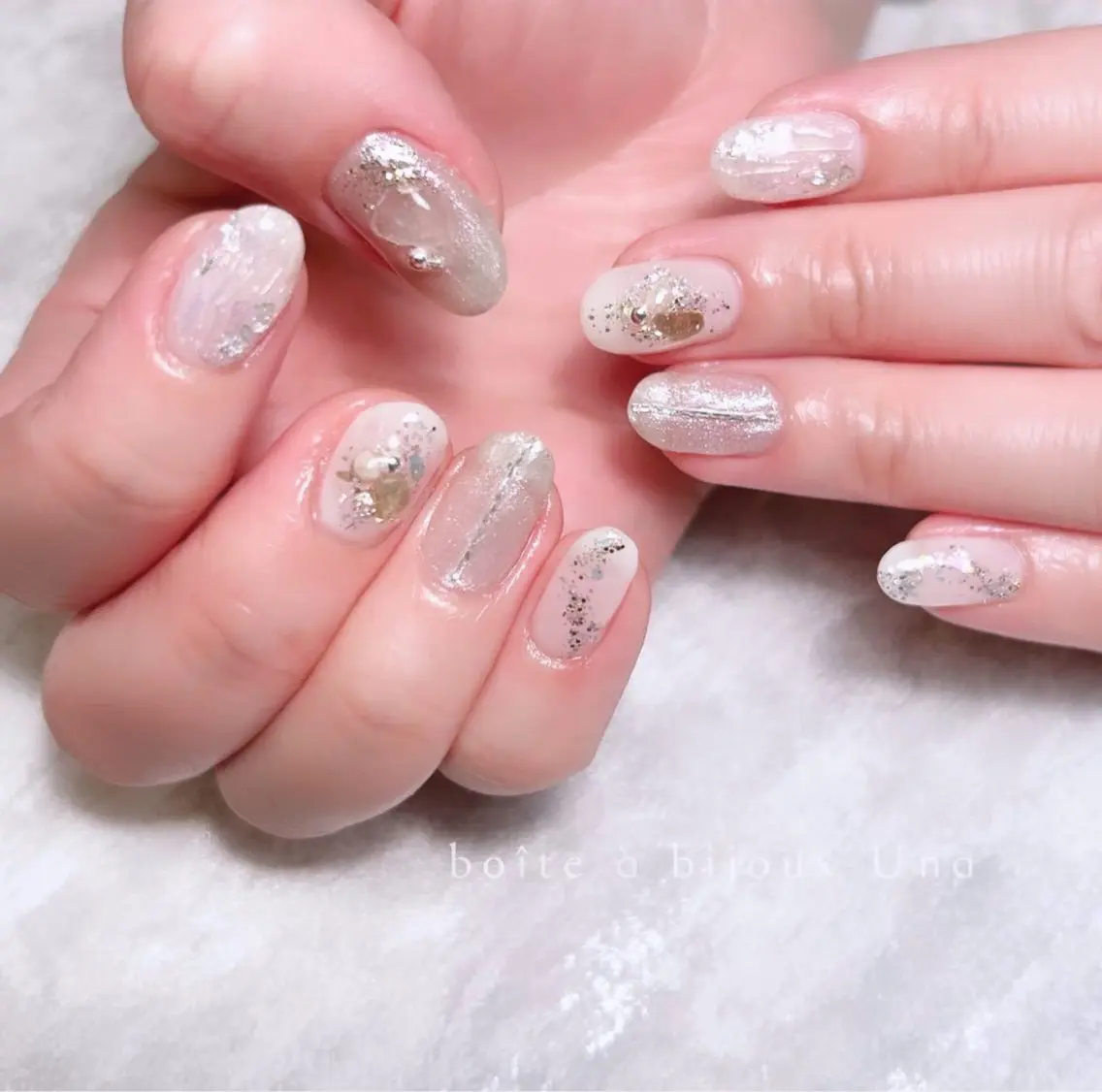 ネイル オーロラネイル ニュアンスネイル シルバー ホワイト boite a bijoux Unaのネイルデザイン