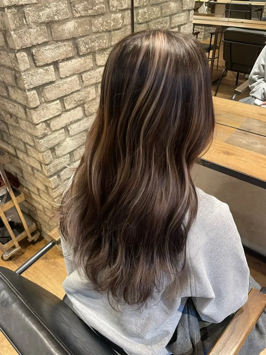 ロング カラー ベージュカラー ハイライトカラー ハイライト ヘアカラー おくにし はなのヘアスタイル