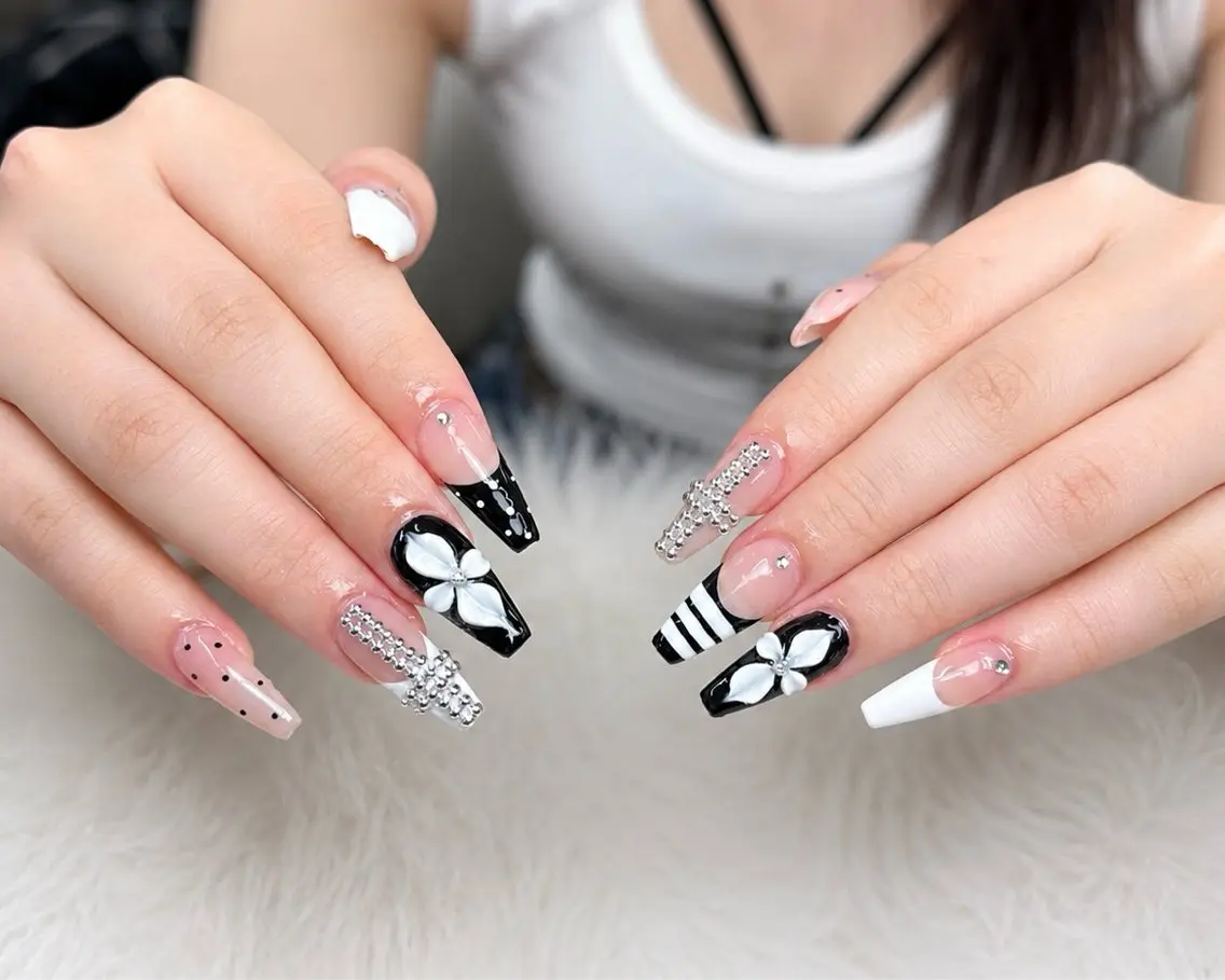 ネイル アートネイル ボルドー フレンチネイル ジェルネイル 氷ネイル・うるうるネイル ハンドネイル Julie Nail Rinのネイルデザイン