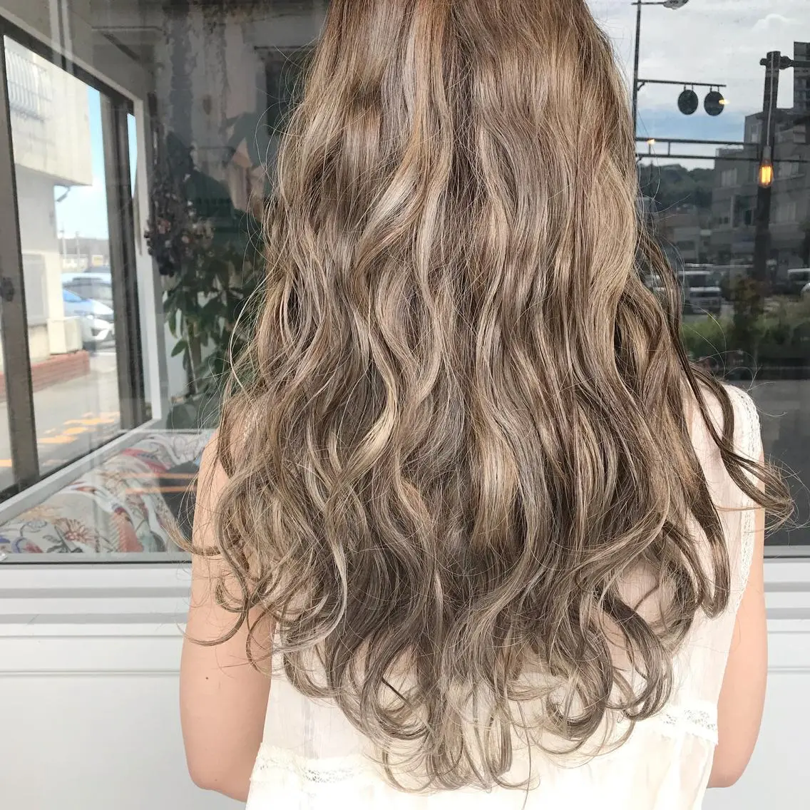 ロング カラー パーマ ヘアアレンジ 切りっぱなしボブ バレイヤージュ ブリーチ グラデーションカラー ハイライトカラー Mariana/ 鶴原-ハイライトのヘアスタイル