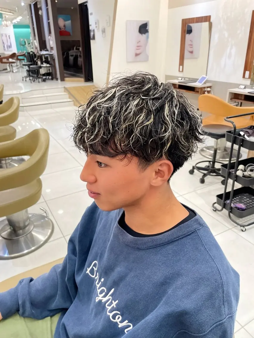 〈✨No,1人気✨️〉カット＋ホワイトメッシュ＋お好きなパーマ¥12,000の写真