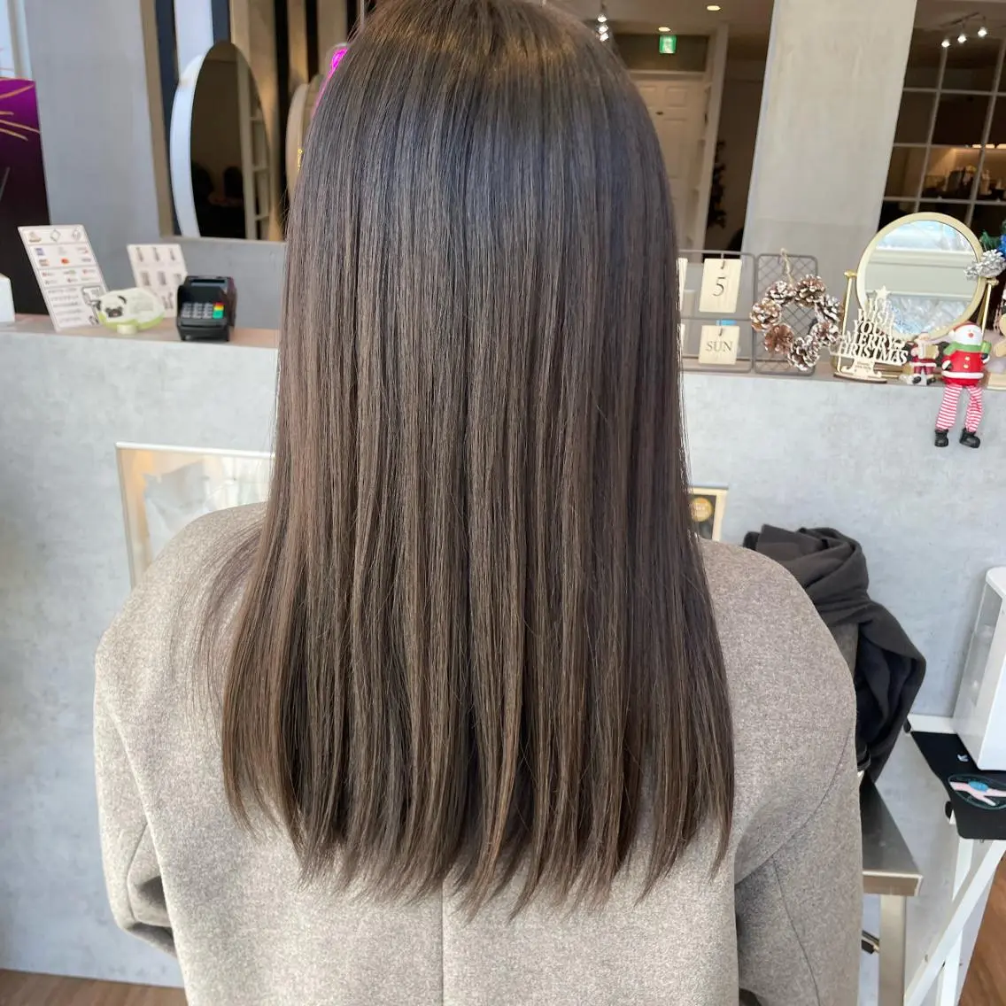 ミディアム カラー グレージュ yoshi （髙橋）のヘアスタイル