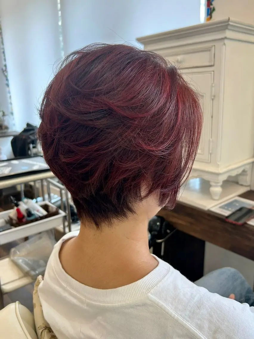 ショート カラー カシス ハイライトカラー メッシュ ピンクカラー ハイライト 大川 真矢のヘアスタイル