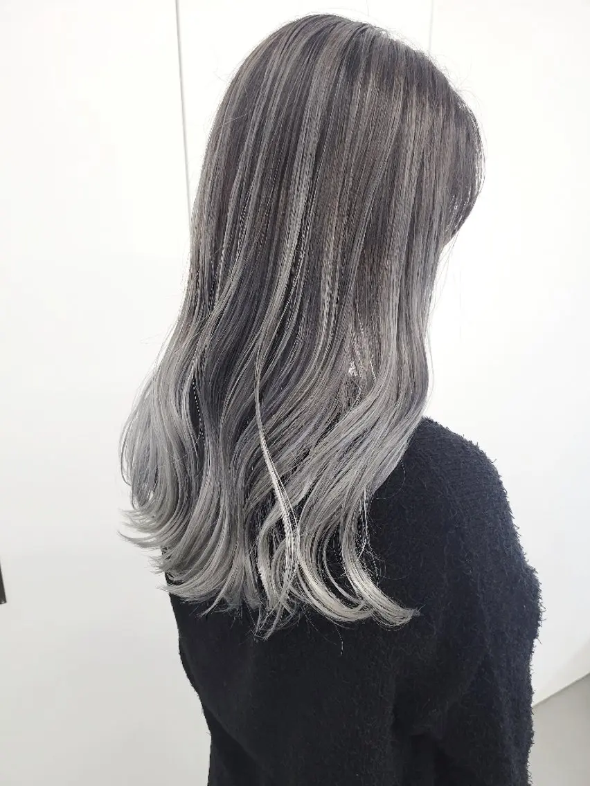 ロング アッシュ レイヤーカット 無藤 彩のヘアスタイル