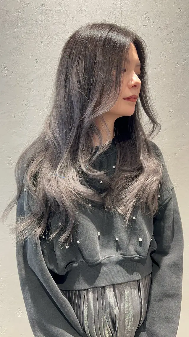 ロング カラー シルバー 顔まわりレイヤー 顔周りカット レイヤーカット 松本 明日可のヘアスタイル